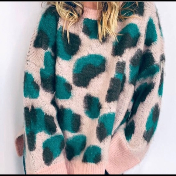 Snow Leopard Sweater - Picture 4 of 5
